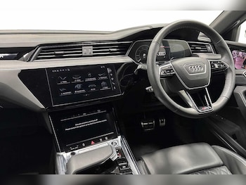 Used Audi Q8 2024 for sale - 76300350: Photo