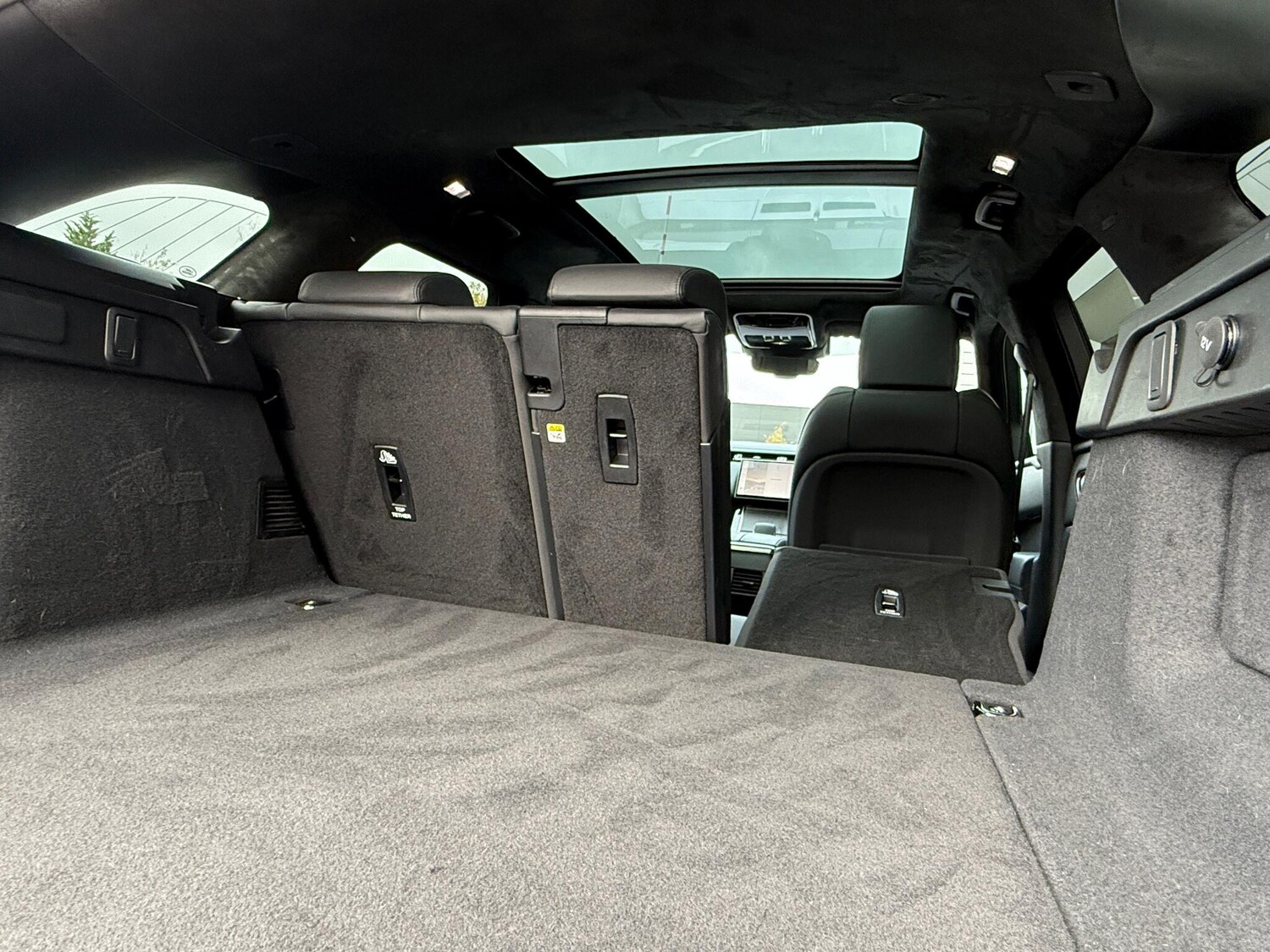 Used Land Rover Range Rover Velar 2025 for sale - 77550605: Photo 32