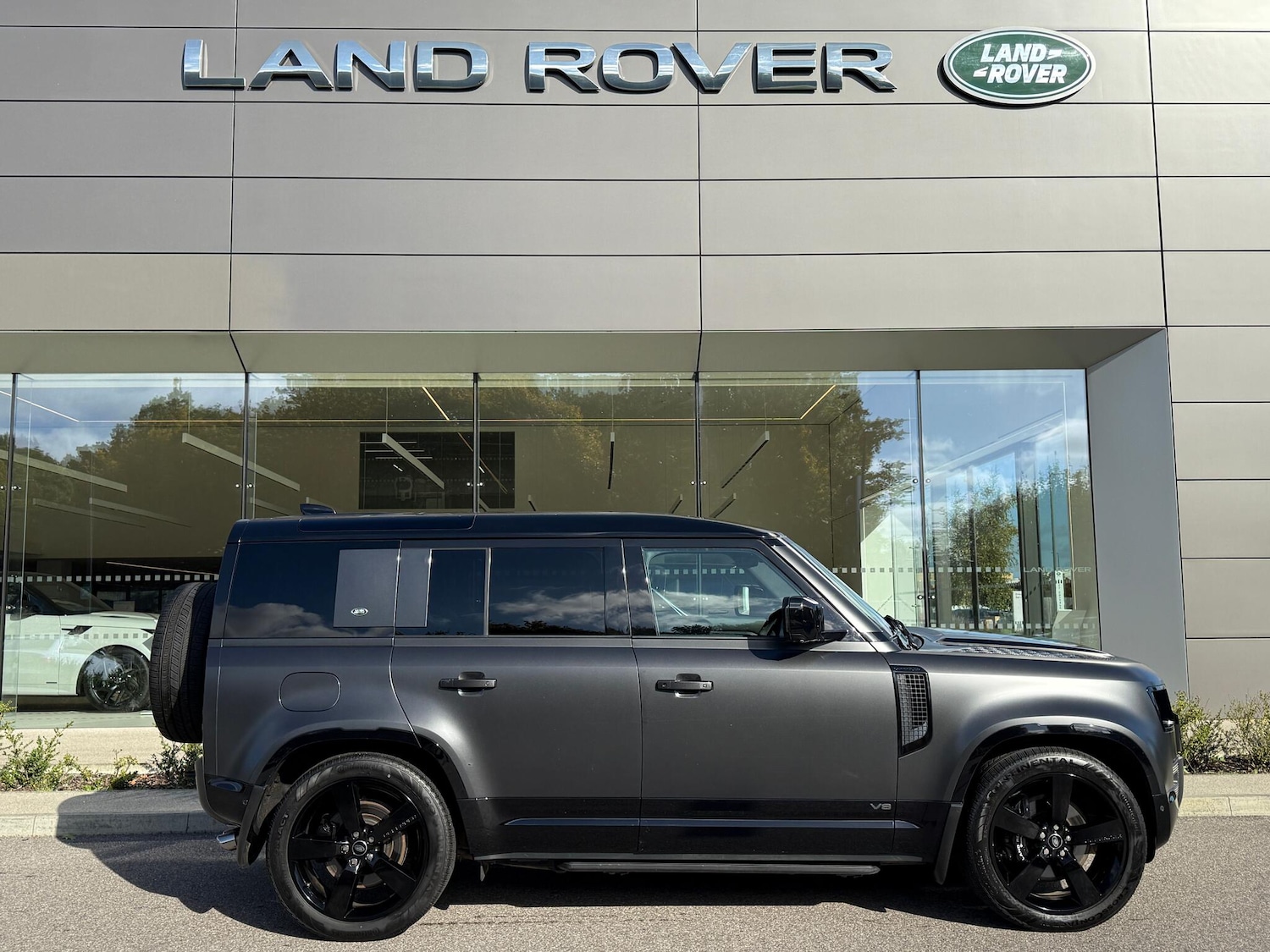 Used Land Rover Defender 110 2022 for sale - 76689833: Photo 2