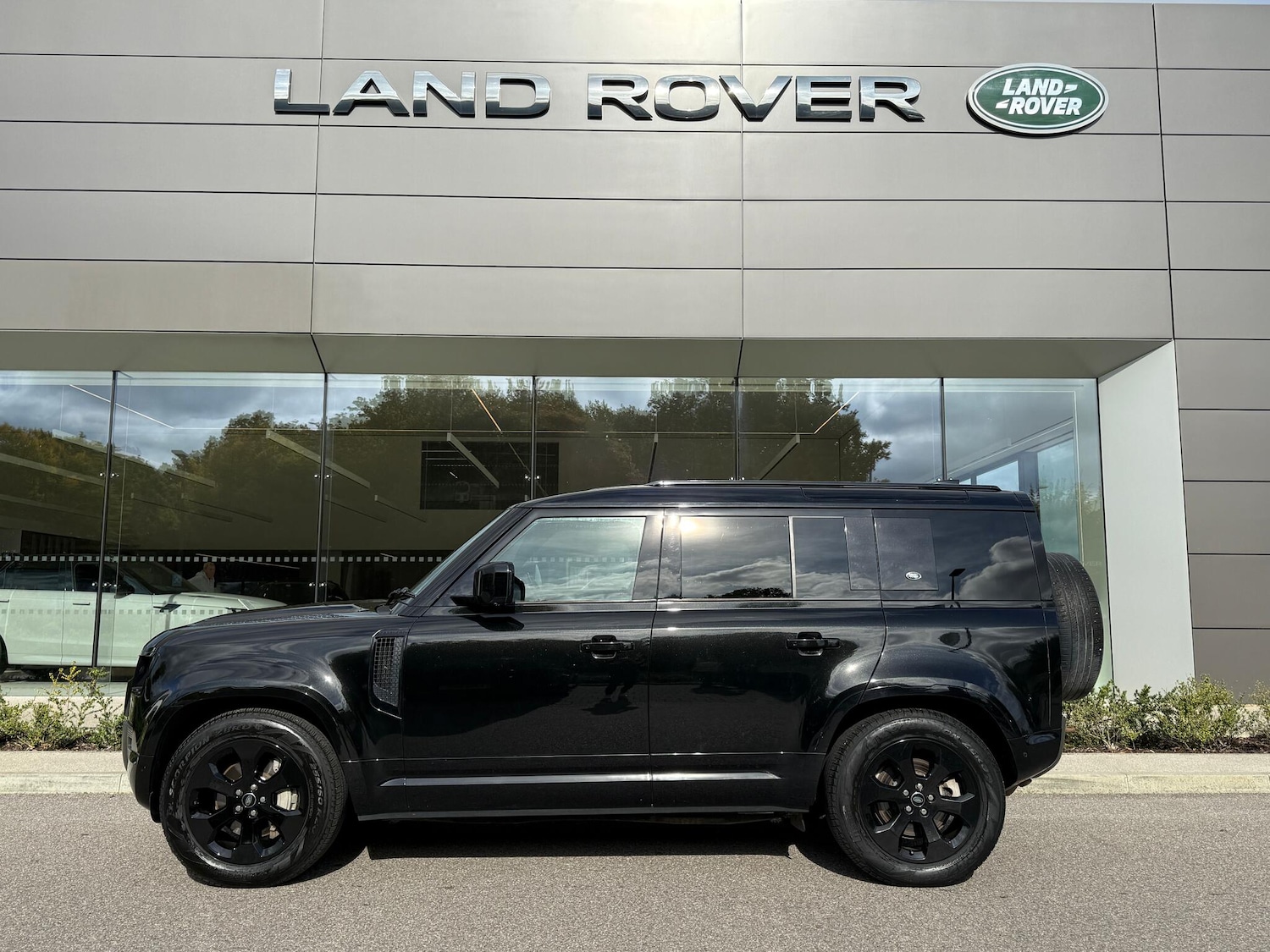 Used Land Rover Defender 2023 for sale - 76201284: Photo 11