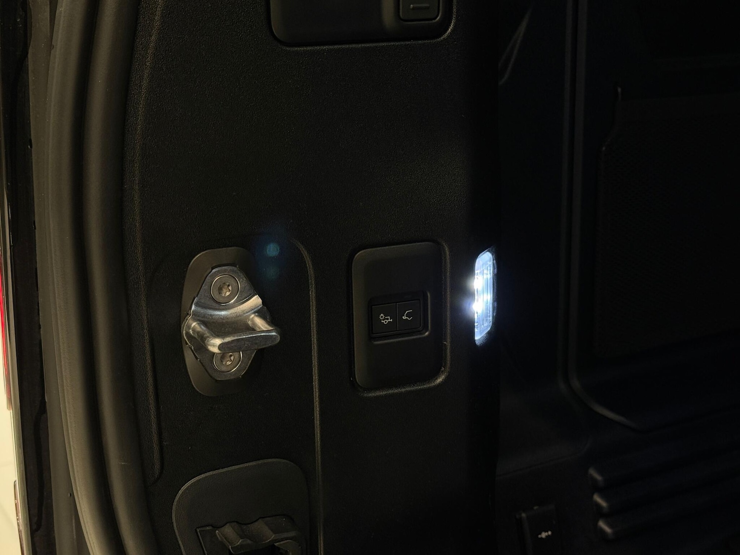 Used Land Rover Defender 110 for sale - 77001084: Photo 17