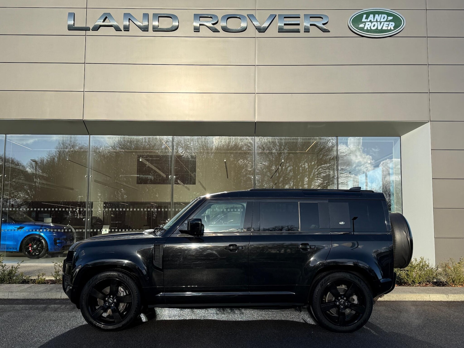 Used Land Rover Defender 2024 for sale - 77091590: Photo 11