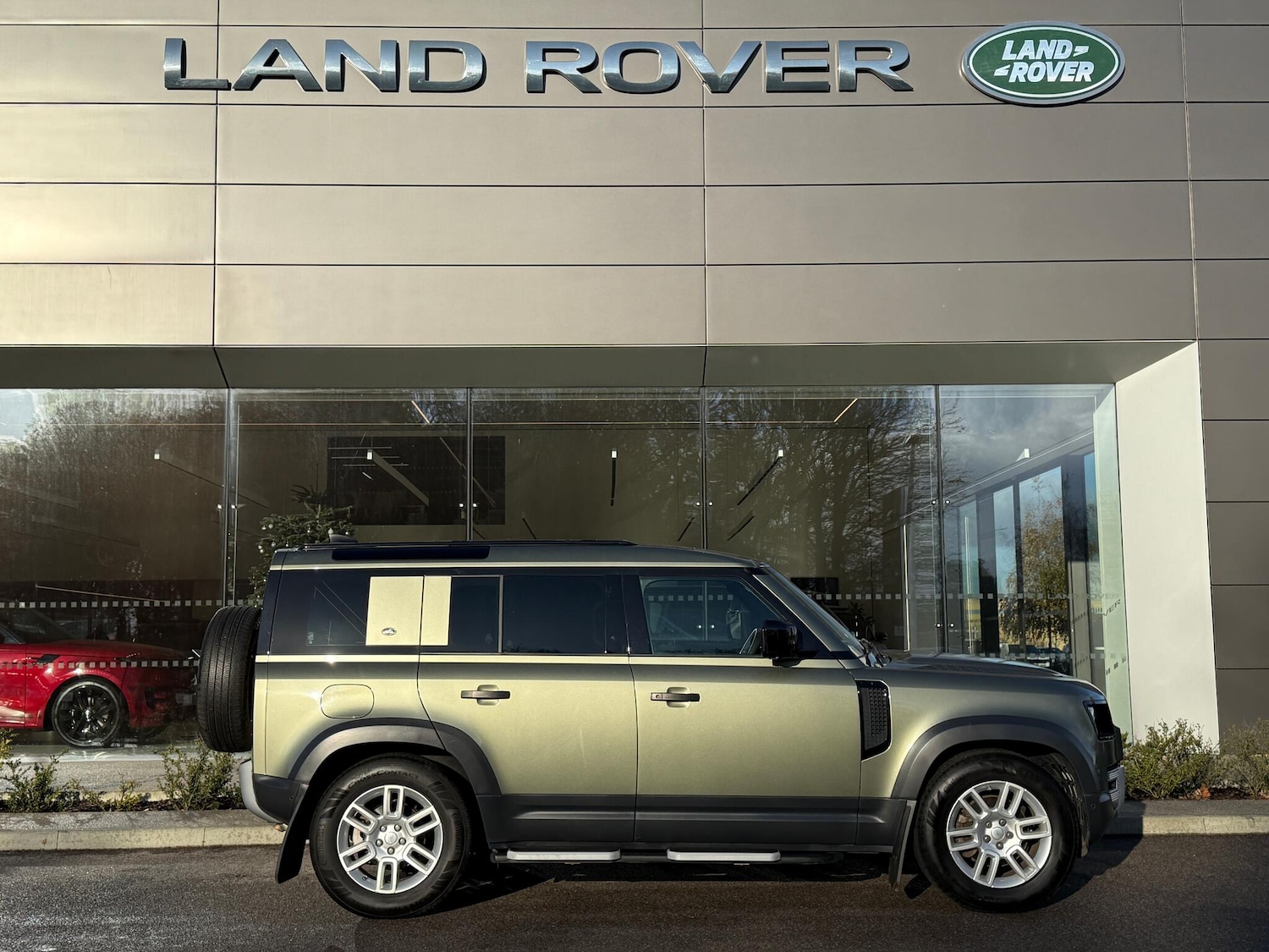 Used Land Rover Defender 2020 for sale - 76801496: Photo 2