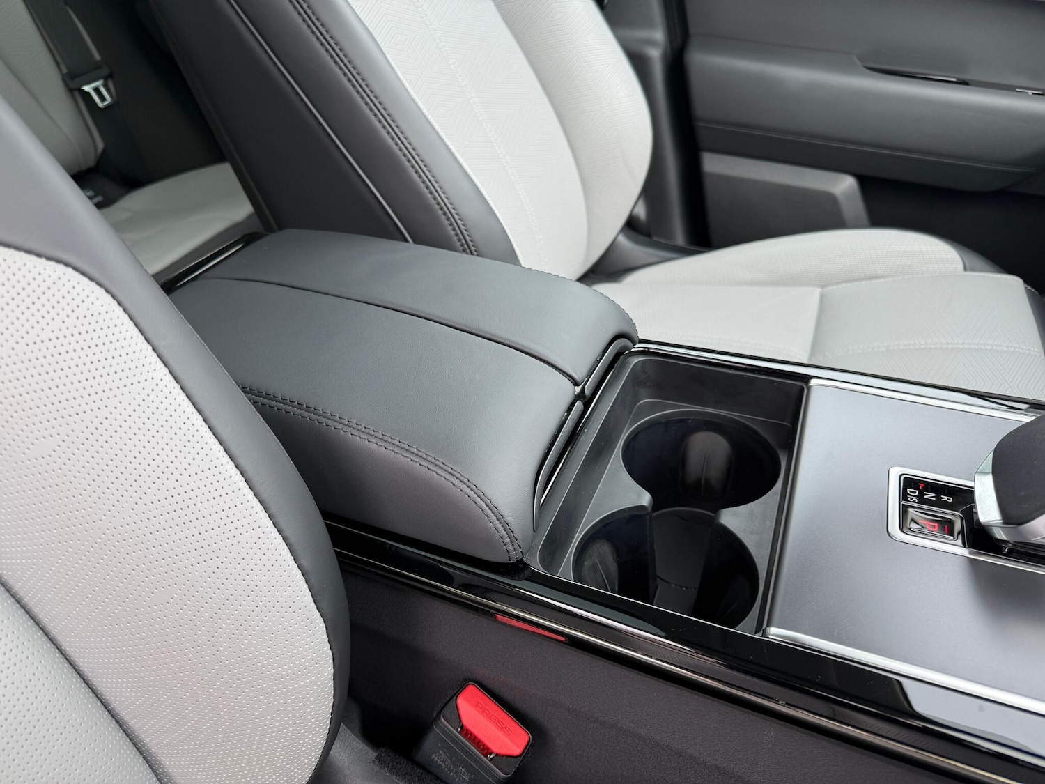 Used Land Rover Range Rover Velar 2024 for sale - 76472608: Photo 38