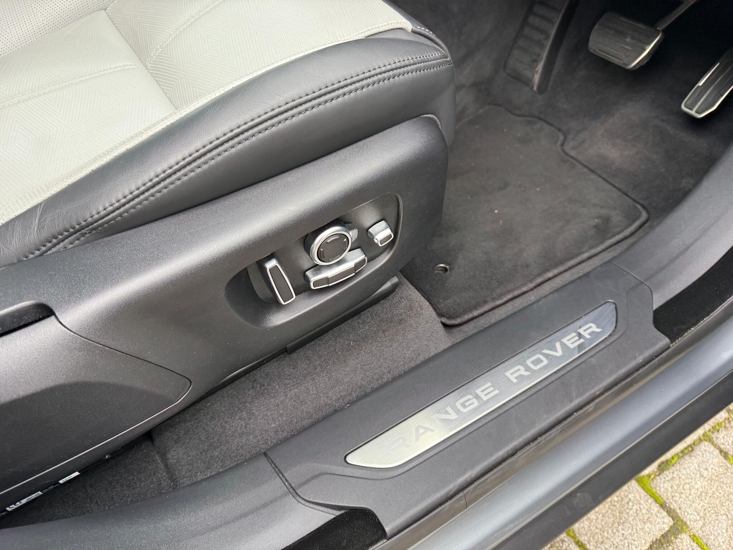 Used Land Rover Range Rover Velar 2024 for sale - 76472608: Photo 43