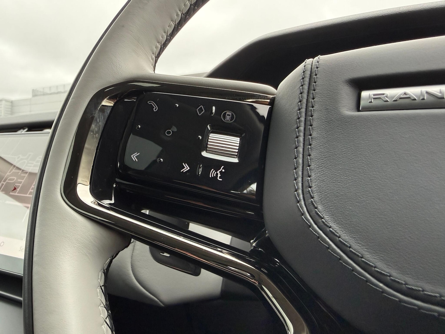 Used Land Rover Range Rover Velar 2024 for sale - 76472608: Photo 46