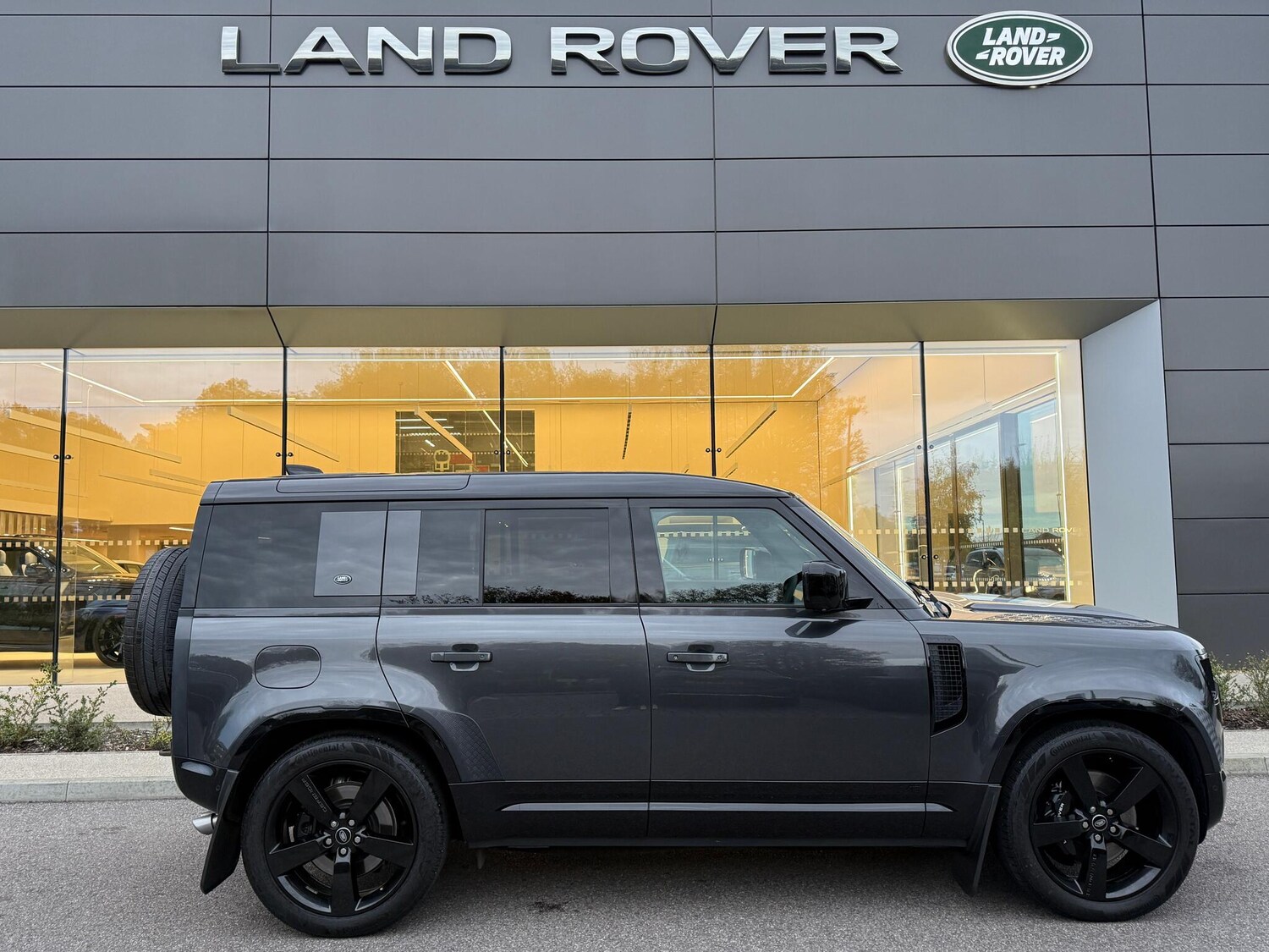 Used Land Rover Defender 110 2022 for sale - 76584812: Photo 2