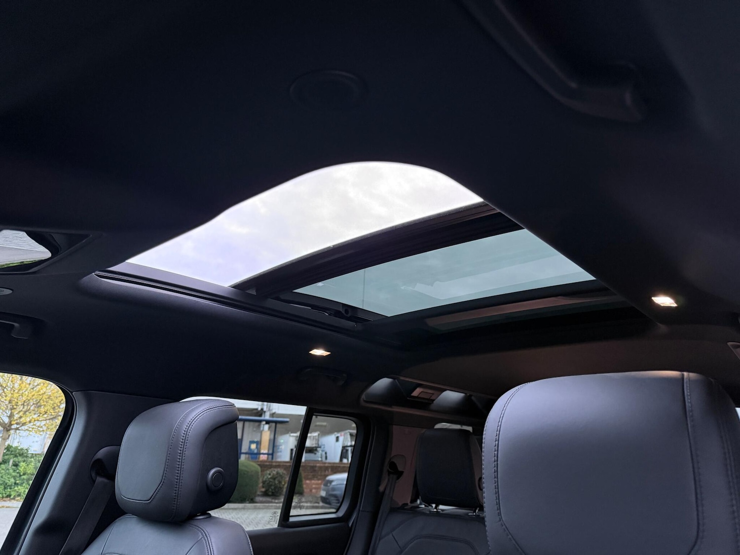 Used Land Rover Defender 110 2022 for sale - 76584812: Photo 4