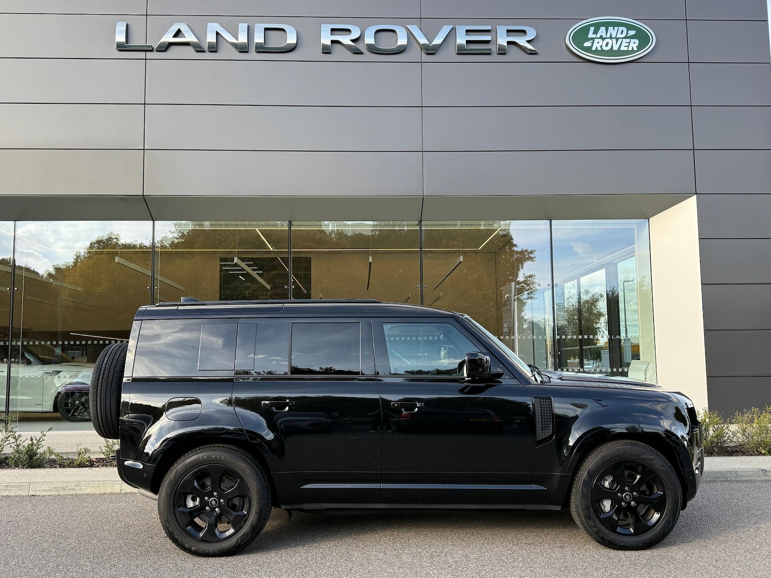 Used Land Rover Defender 110 2025 for sale - 76592526: Photo 2