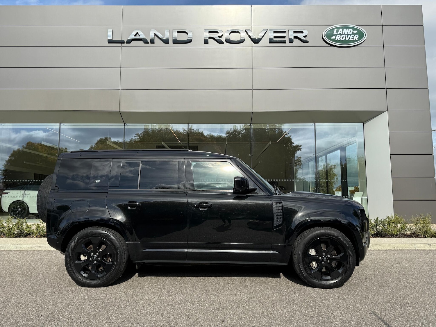 Used Land Rover Defender 110 2023 for sale - 76432452: Photo 2