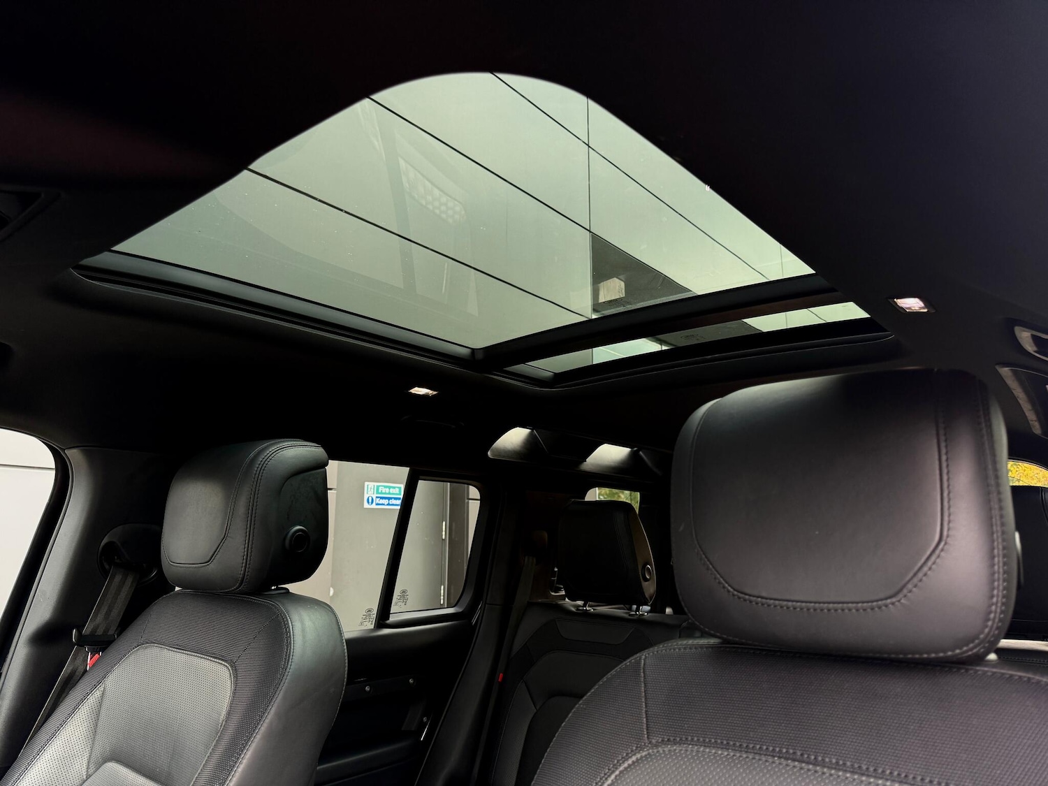 Used Land Rover Defender 110 2023 for sale - 76432452: Photo 4