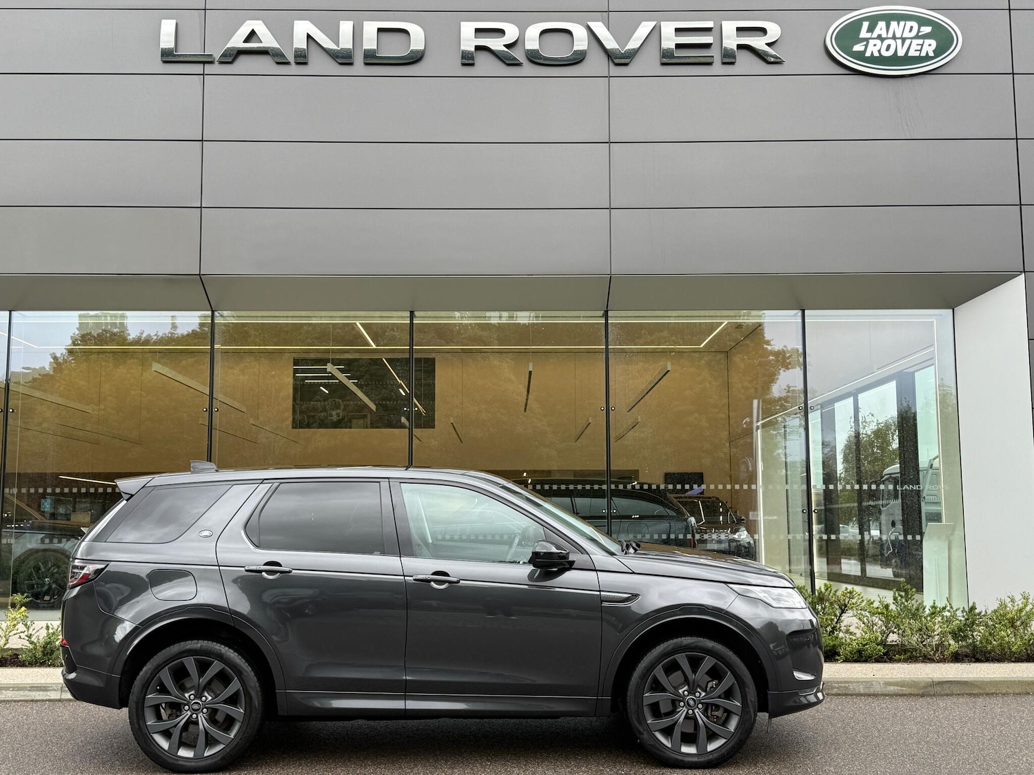 Used Land Rover Discovery Sport 2022 for sale - 76644981: Photo 2