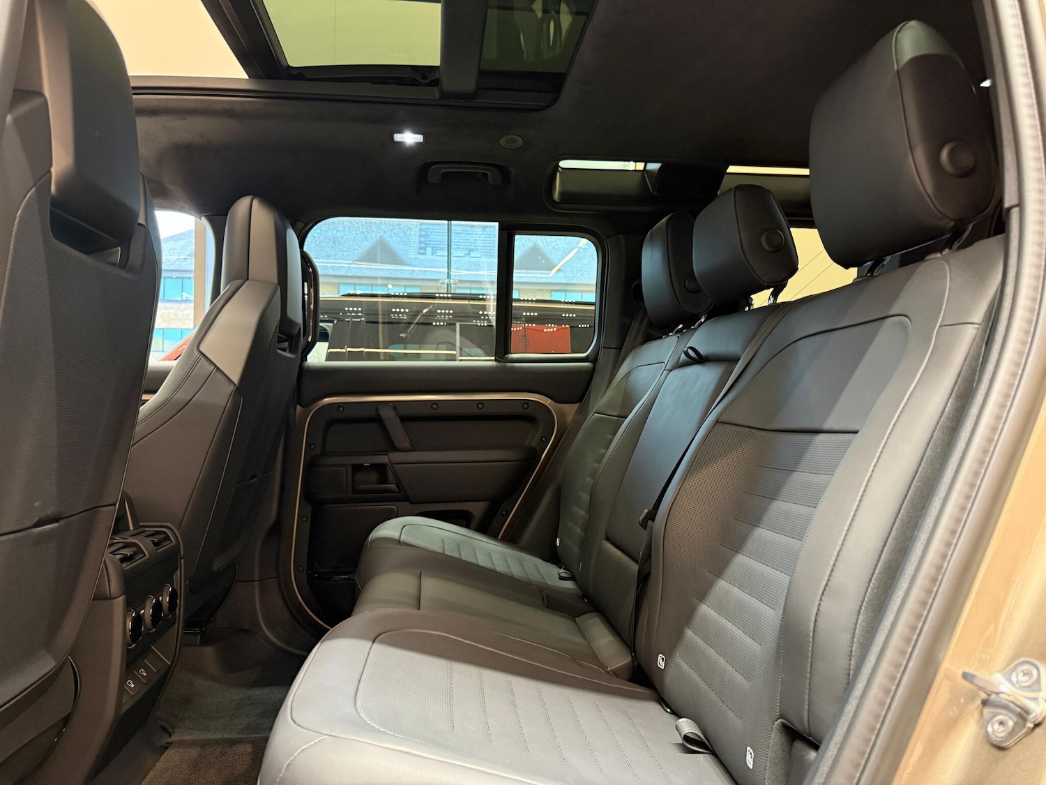 Used Land Rover Defender 110 for sale - 77255339: Photo 31