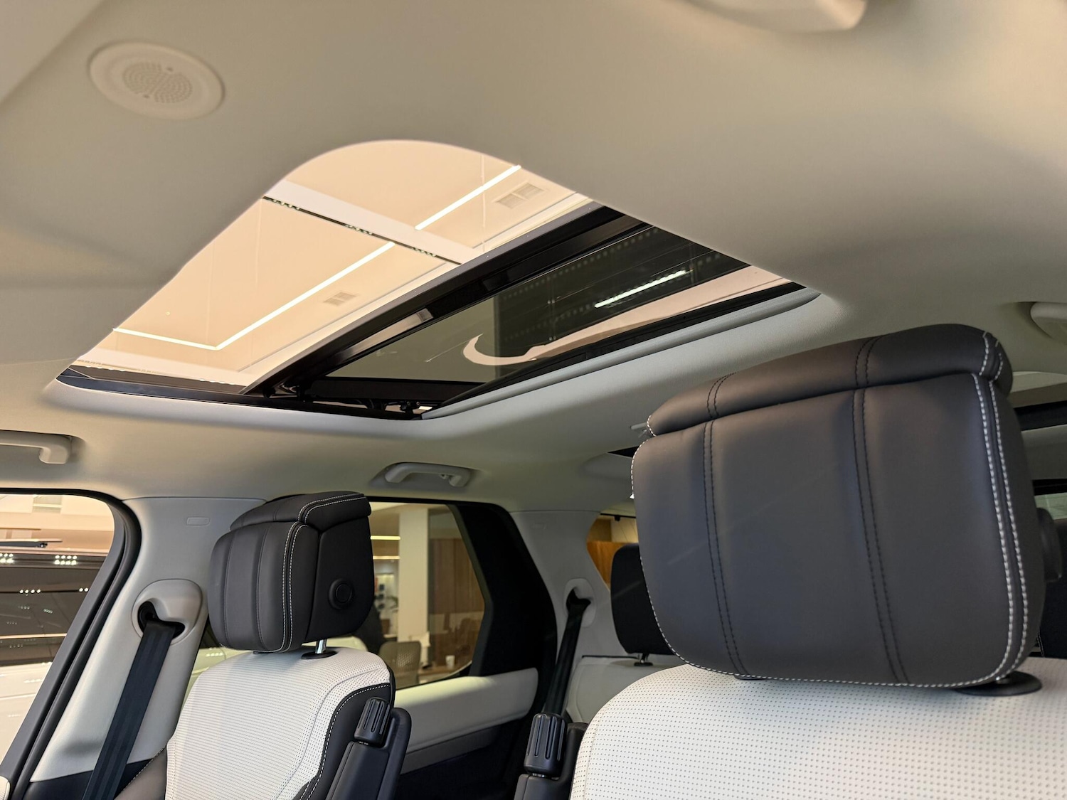 Used Land Rover Discovery 2025 for sale - 77098097: Photo 5