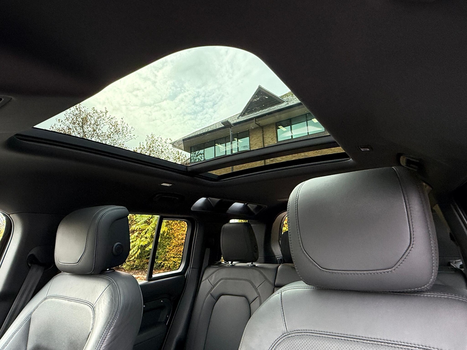 Used Land Rover Defender 2022 for sale - 76458081: Photo 4