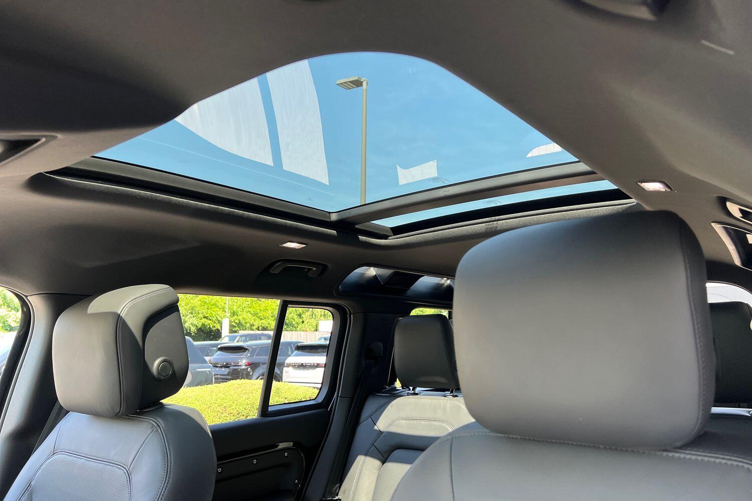 Used Land Rover Defender 2025 for sale - 77131071: Photo 4