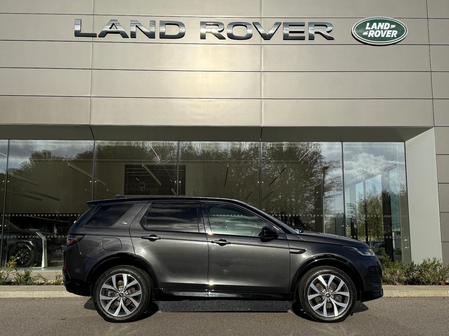 Used Land Rover Discovery Sport 2024 for sale - 76606899: Photo 2
