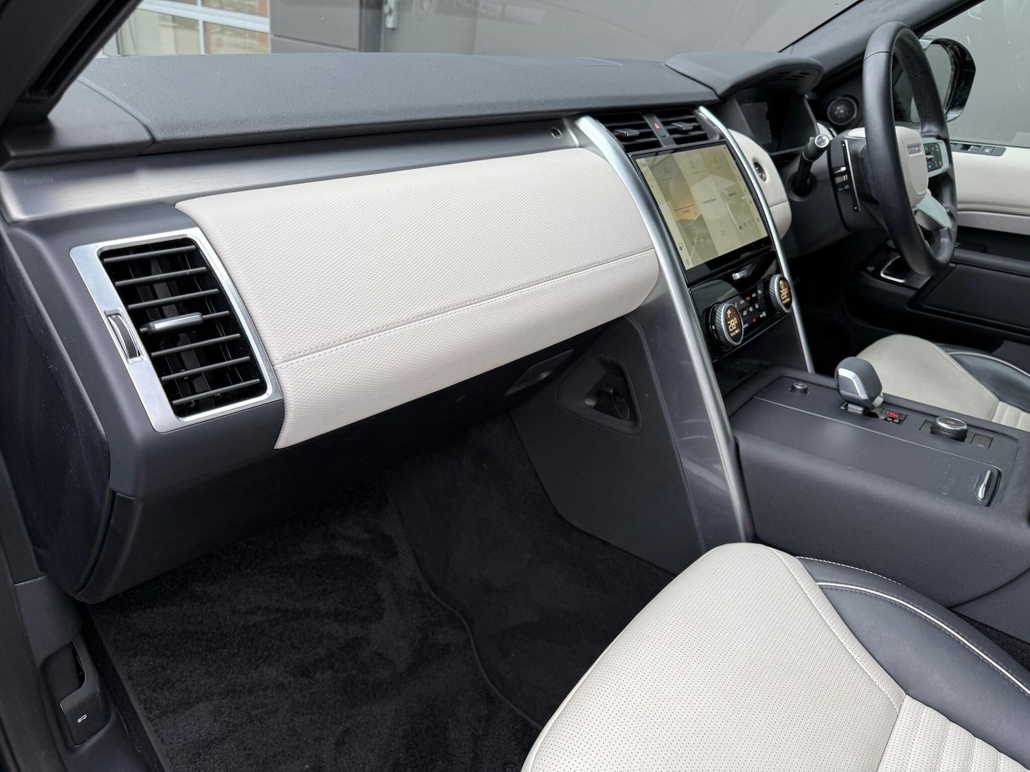 Used Land Rover Discovery 2024 for sale - 76765586: Photo 44