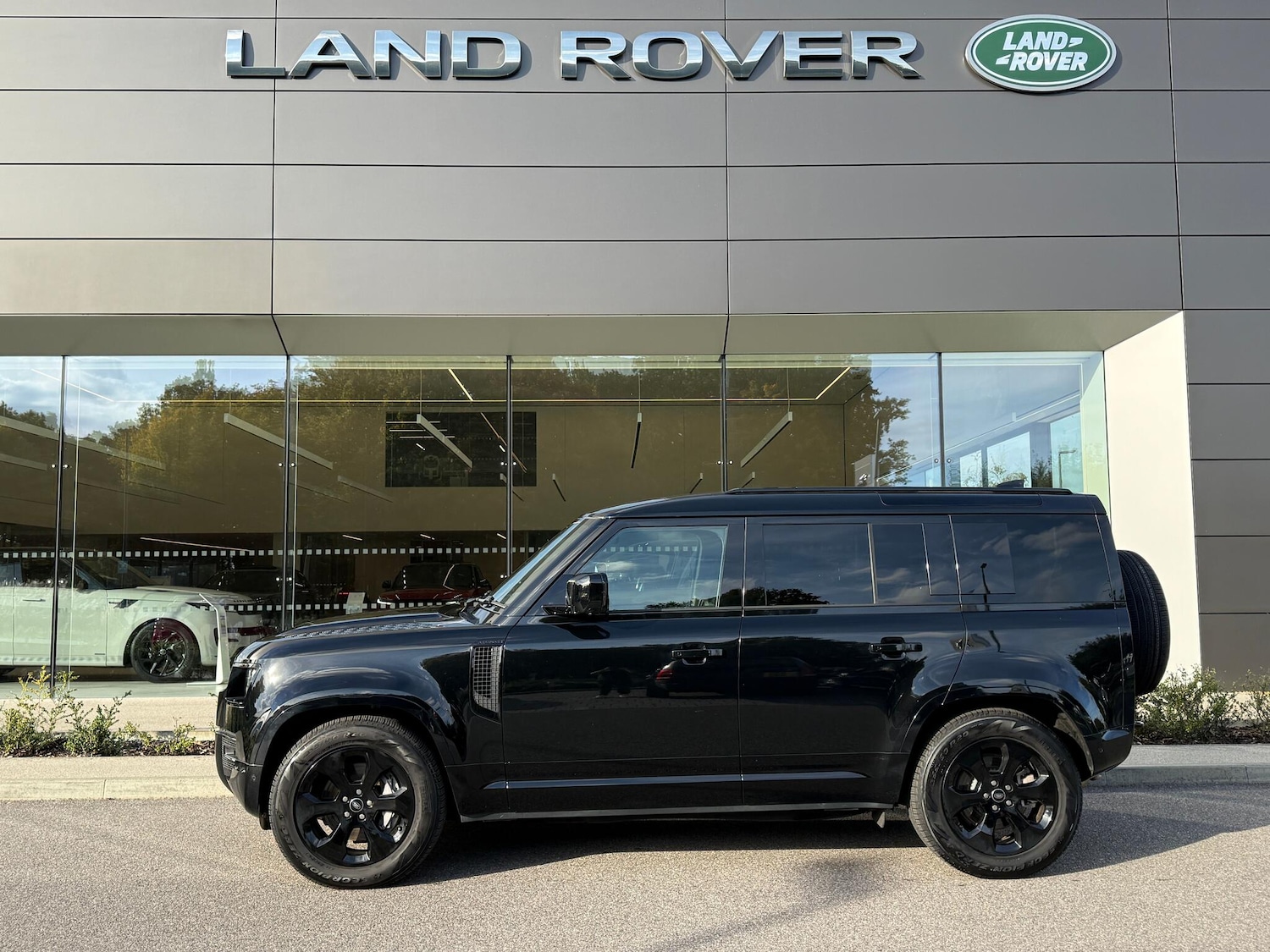 Used Land Rover Defender 2025 for sale - 76409610: Photo 11