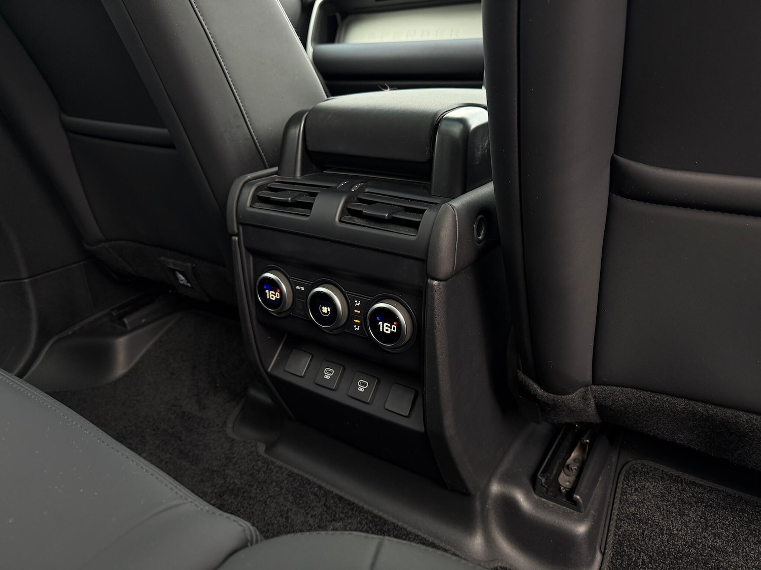 Used Land Rover Defender 2025 for sale - 76409610: Photo 43