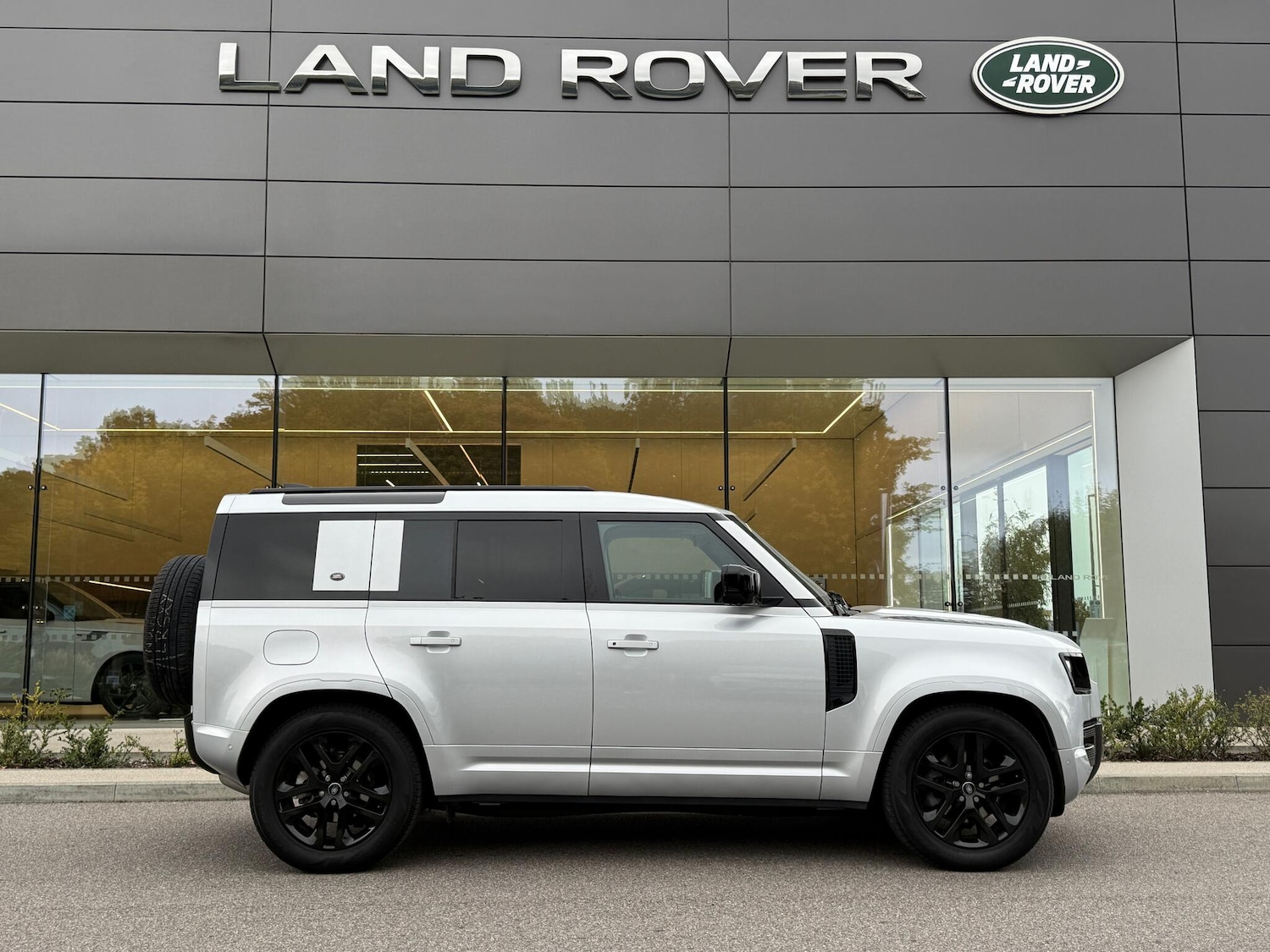 Used Land Rover Defender 110 2024 for sale - 76227838: Photo 2