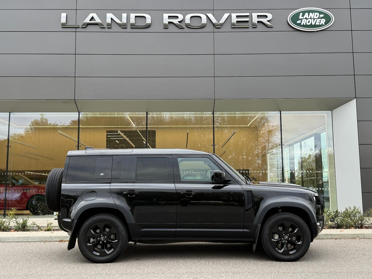 Used Land Rover Defender 2023 for sale - 76659091: Photo 2