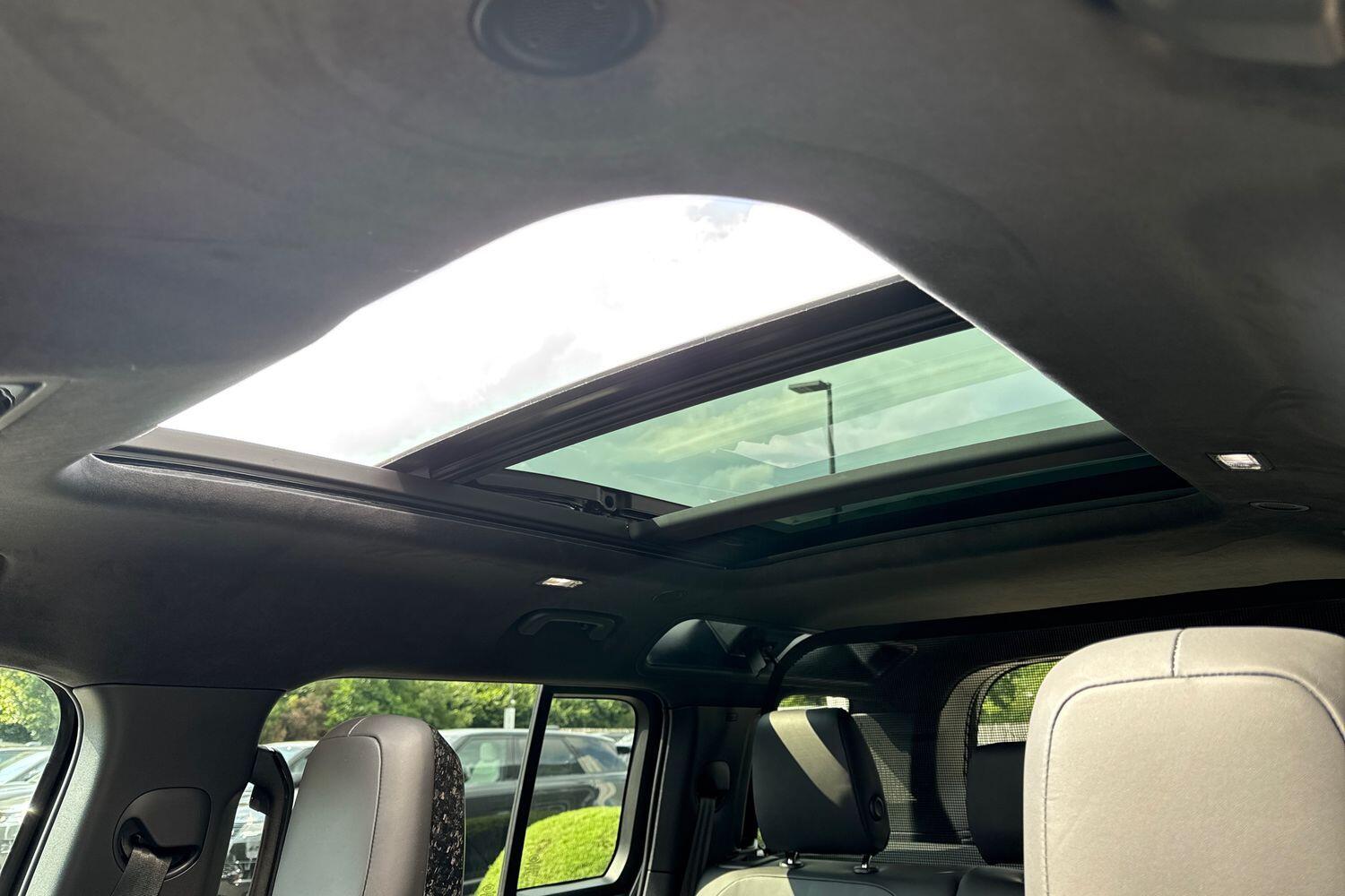 Used Land Rover Defender 110 for sale - 76584417: Photo 4