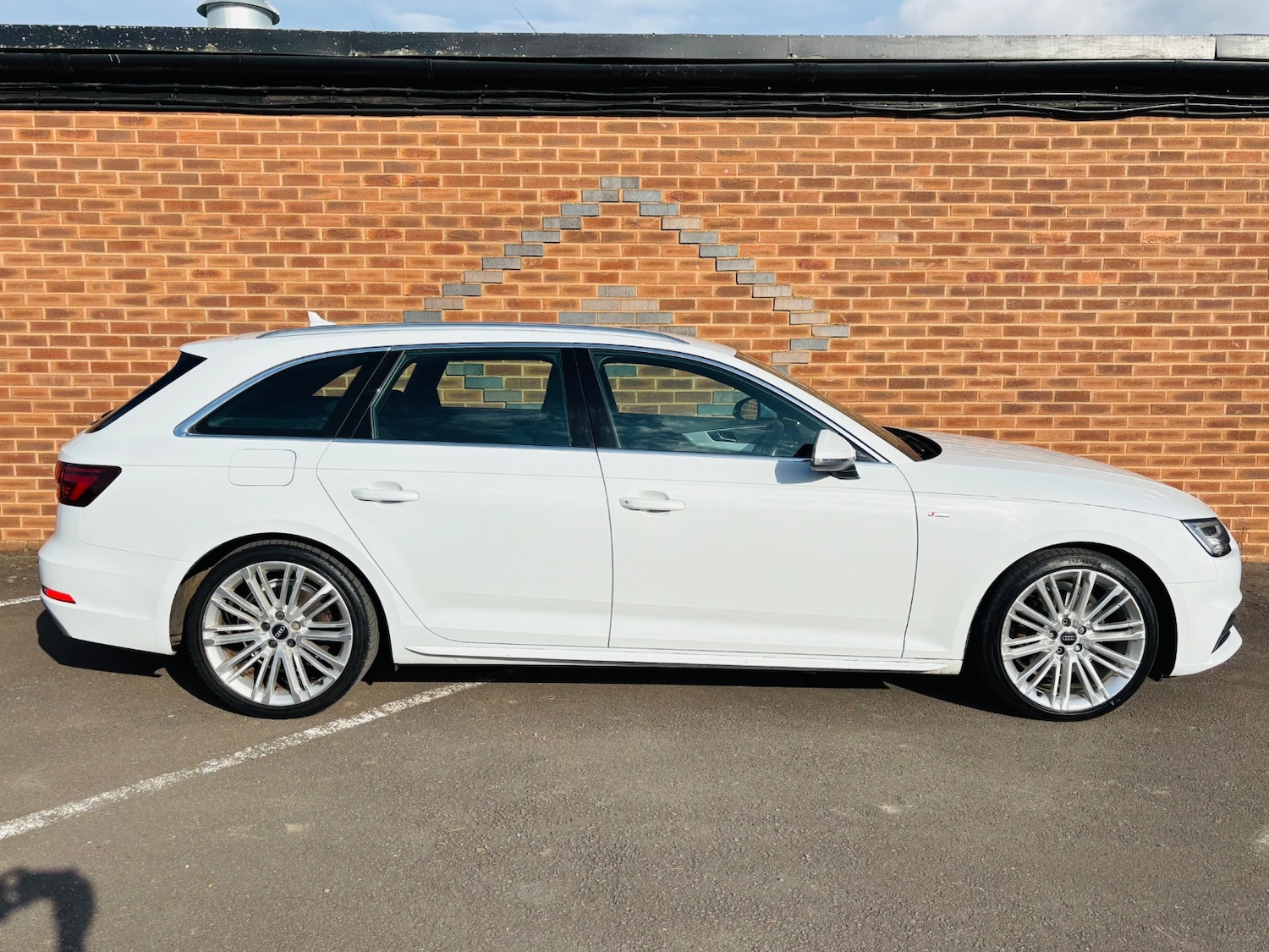 Used Audi A4 2017 for sale - 76101016: Photo 2