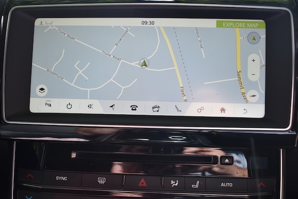 Used Jaguar XE 2018 for sale - 75664658: Photo 3