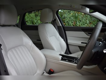 Used Jaguar XF 2018 for sale - 76312519: Photo 2
