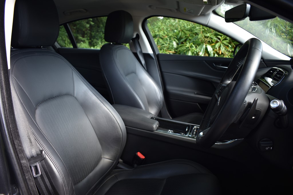 Used Jaguar XE 2018 for sale - 76625443: Photo 2