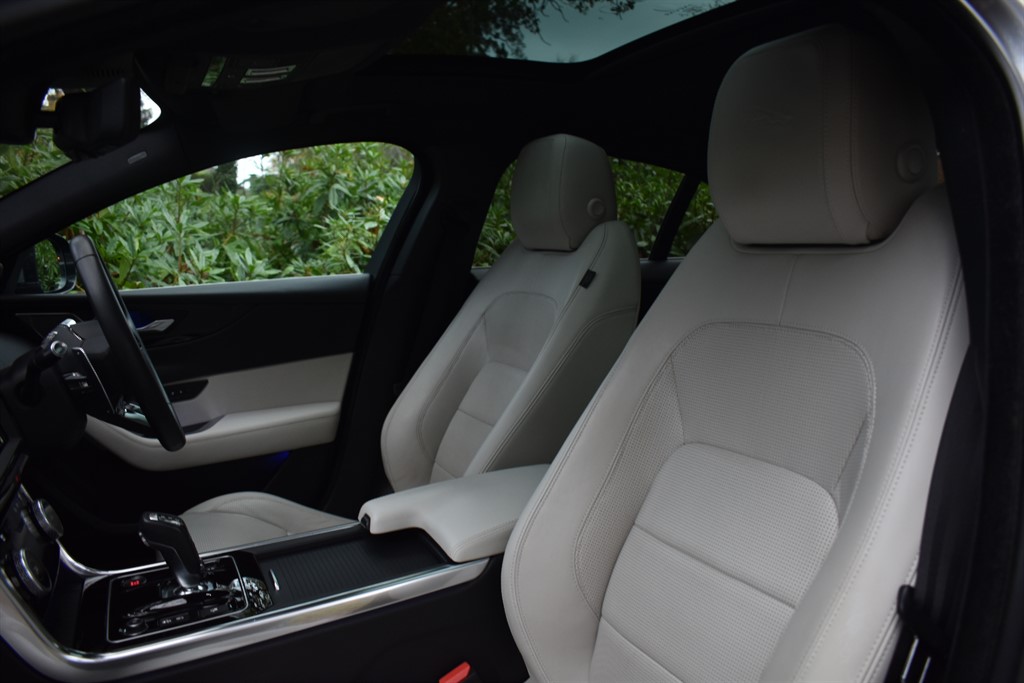 Used Jaguar XE 2019 for sale - 76625442: Photo 2