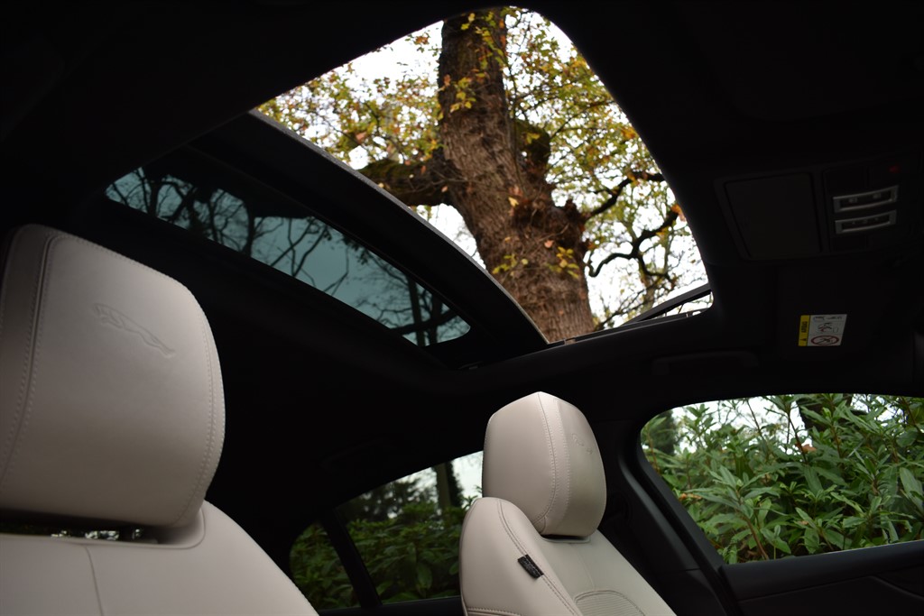 Used Jaguar XE 2019 for sale - 76625442: Photo 3