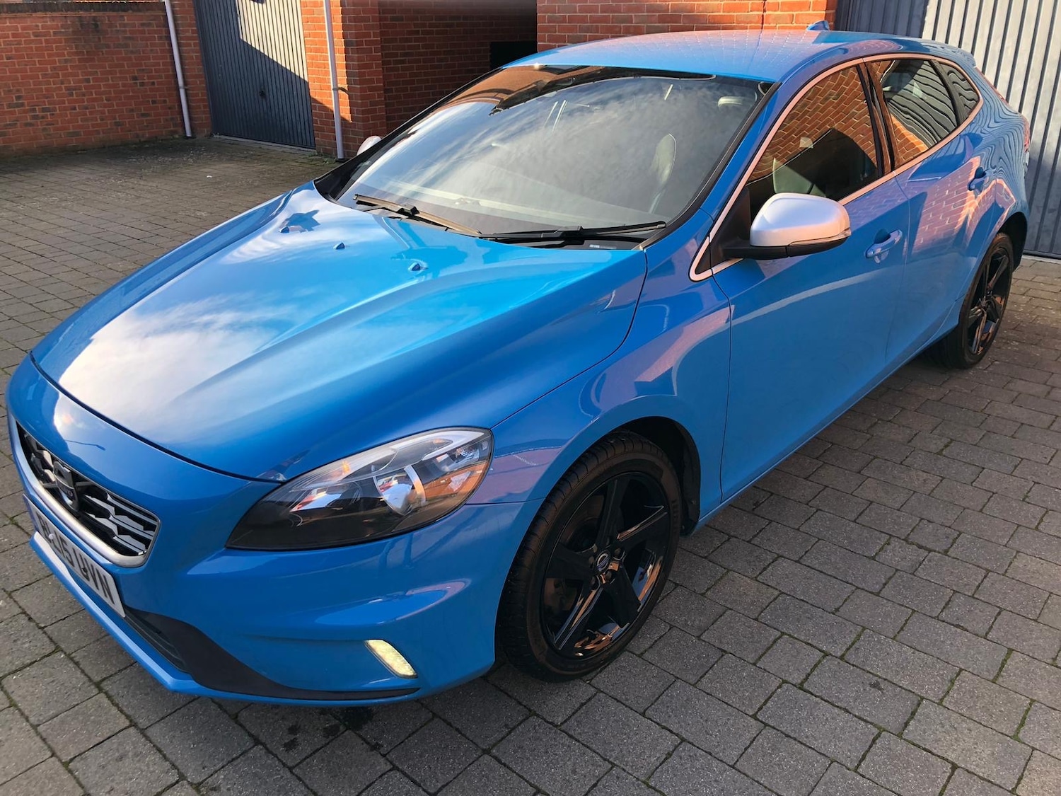 Used Volvo V40 2015 for sale - 76722756: Photo 2