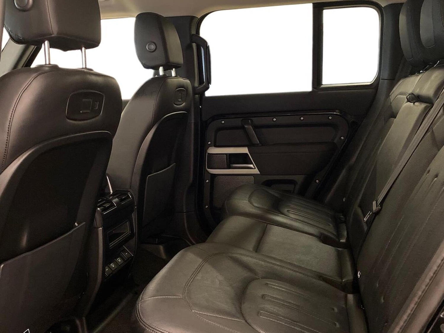 Used Land Rover Defender 2021 for sale - 76324616: Photo 4