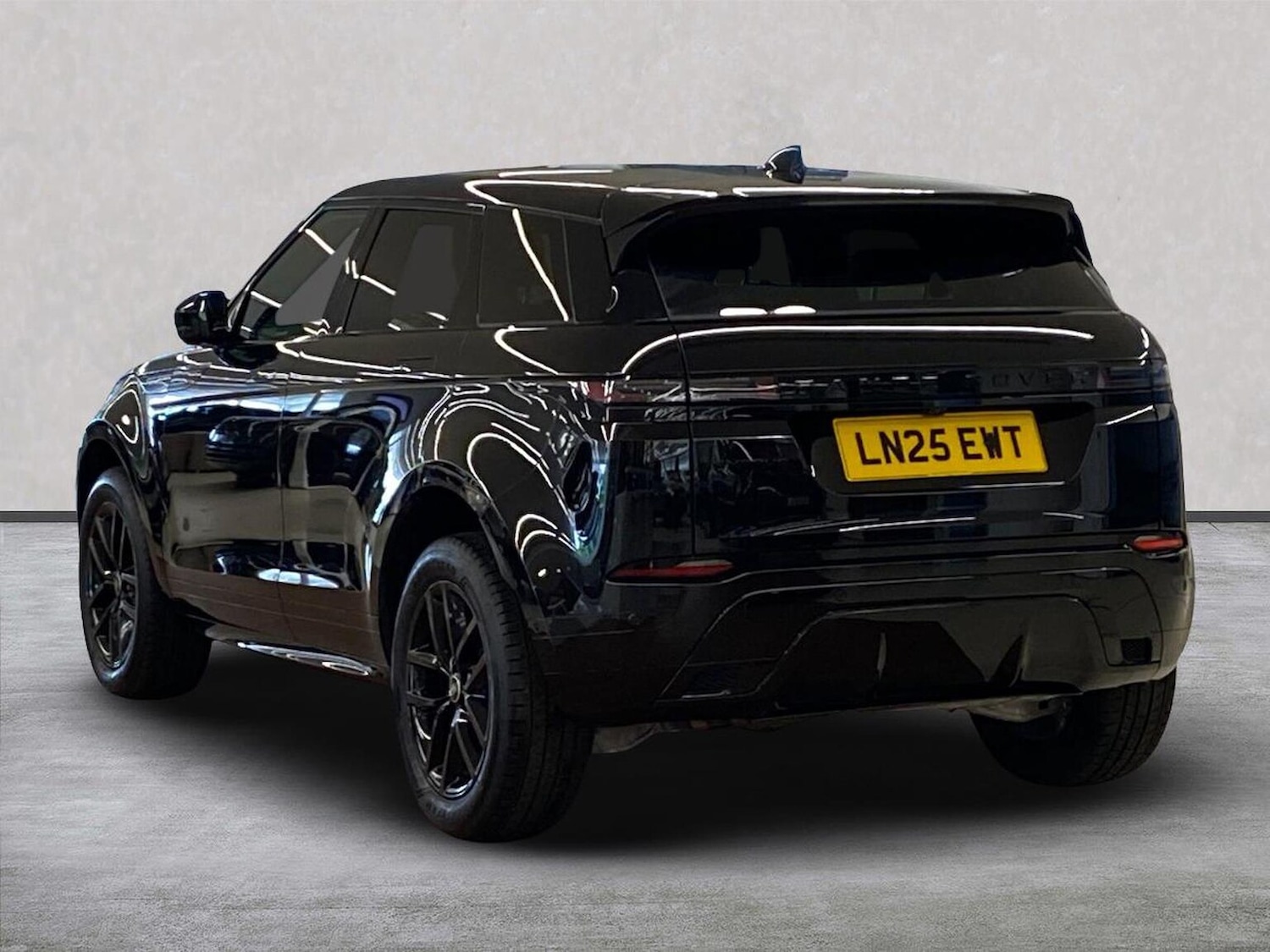 Used Land Rover Range Rover Evoque 2025 for sale - 76082490: Photo 2