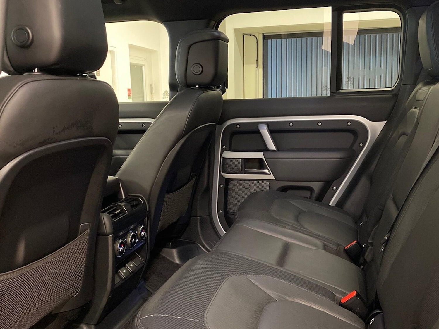 Used Land Rover Defender 2023 for sale - 76324607: Photo 4