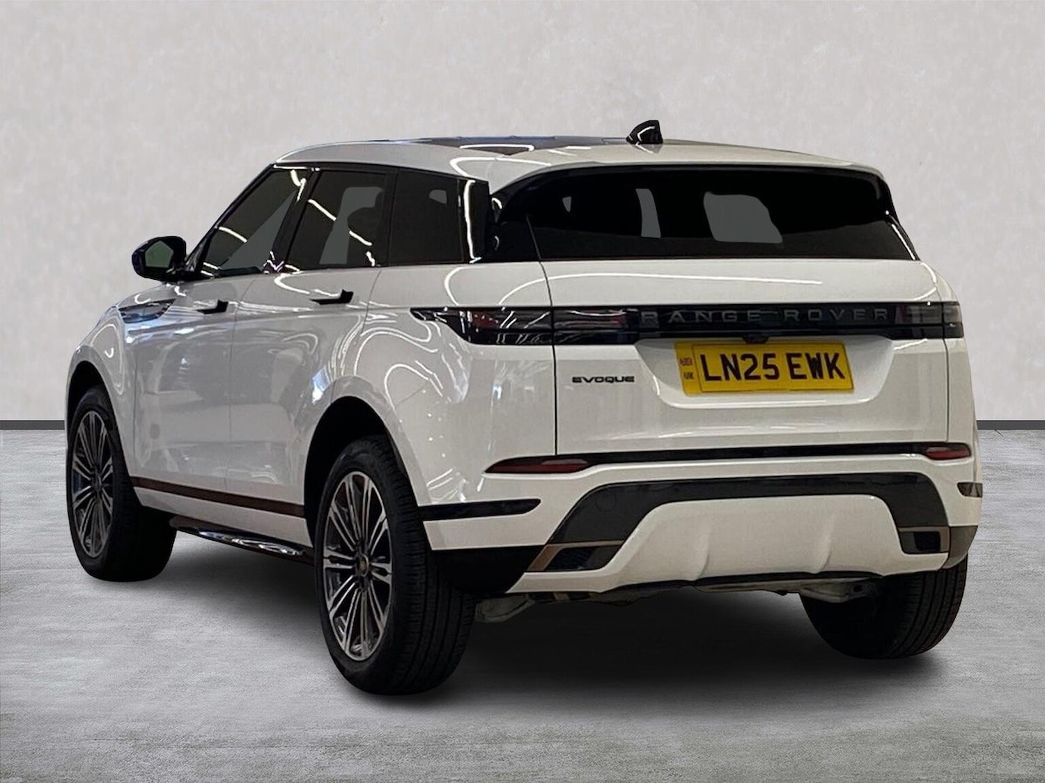 Used Land Rover Range Rover Evoque 2025 for sale - 77489575: Photo 2
