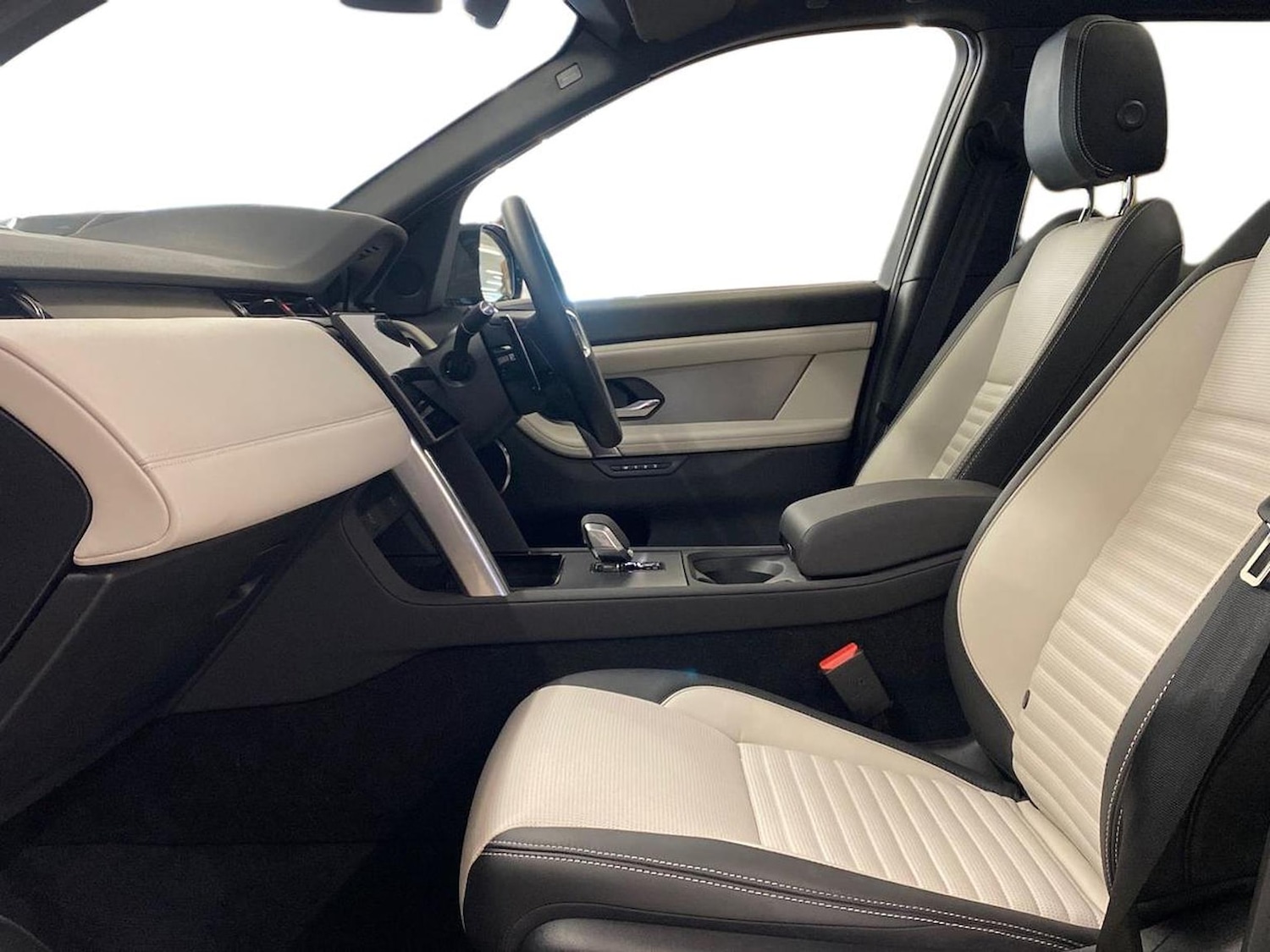 Used Land Rover Discovery Sport 2025 for sale - 76763470: Photo 3