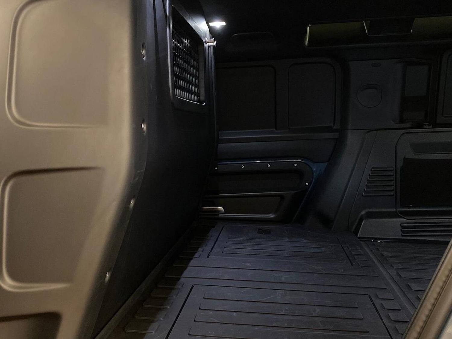 Used Land Rover Defender 2025 for sale - 76741206: Photo 4