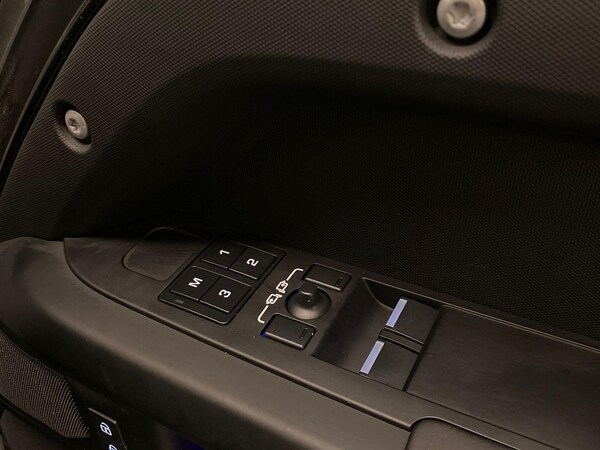 Used Land Rover Defender 2025 for sale - 76288549: Photo 25
