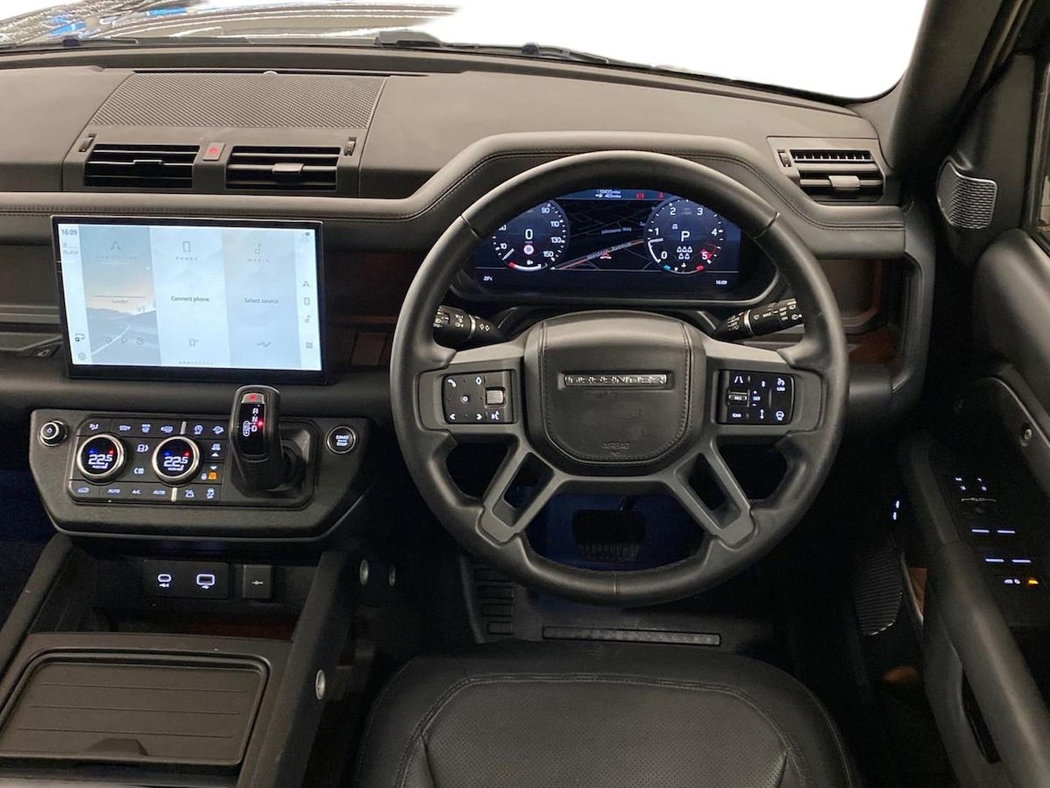 Used Land Rover Defender 2023 for sale - 76663749: Photo 15