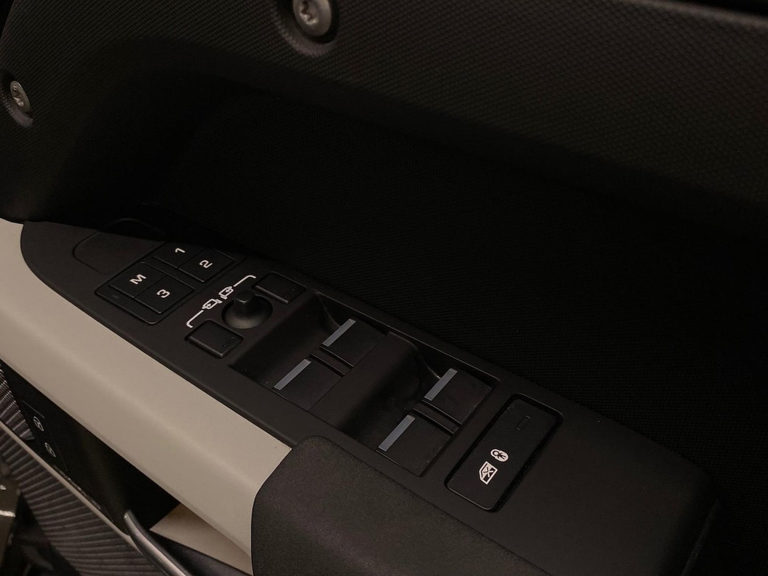 Used Land Rover Defender 2023 for sale - 76478234: Photo 25