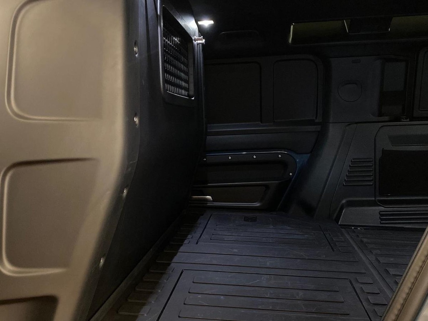 Used Land Rover Defender 2025 for sale - 76532427: Photo 4