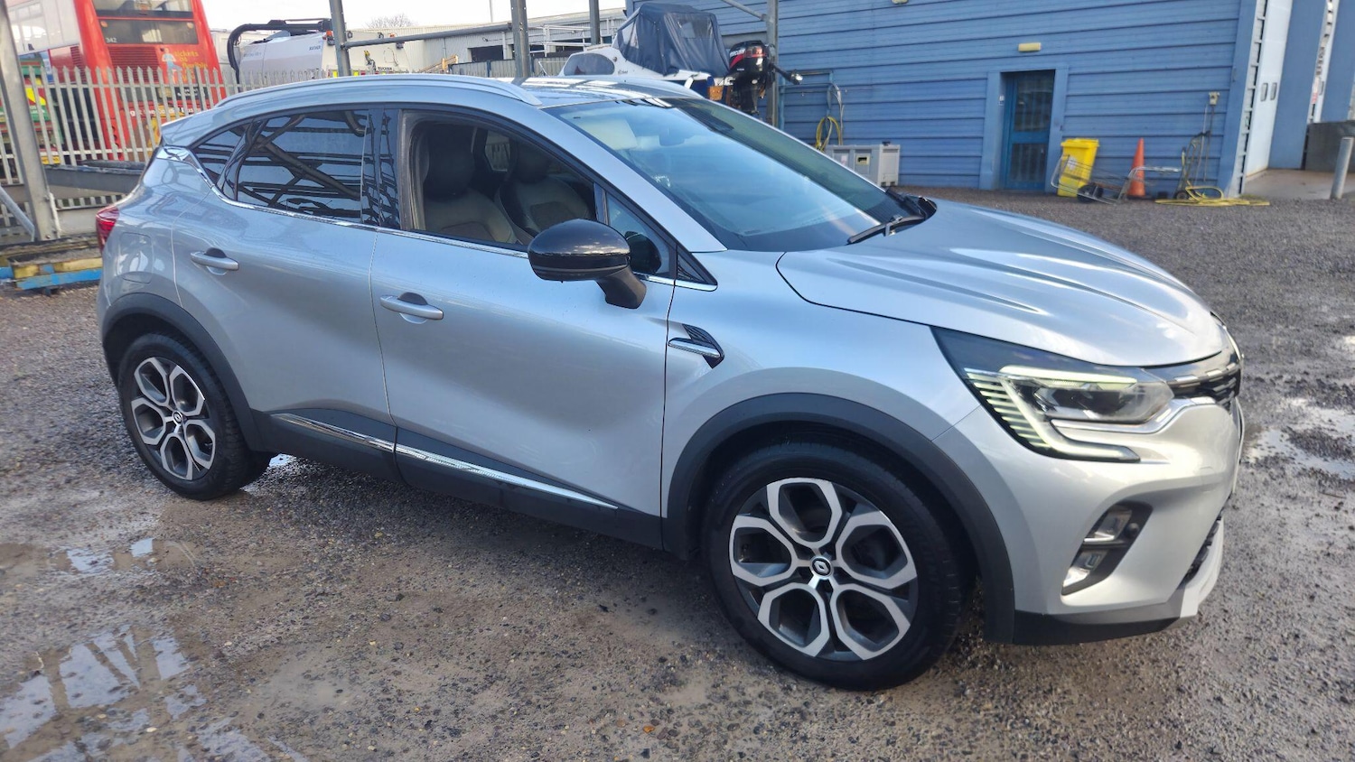 Used Renault Captur for sale - 77625679: Photo 2