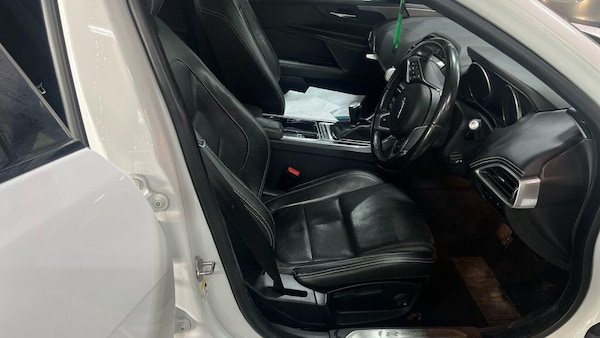 Used Jaguar XE 2016 for sale - 76246573: Photo 4