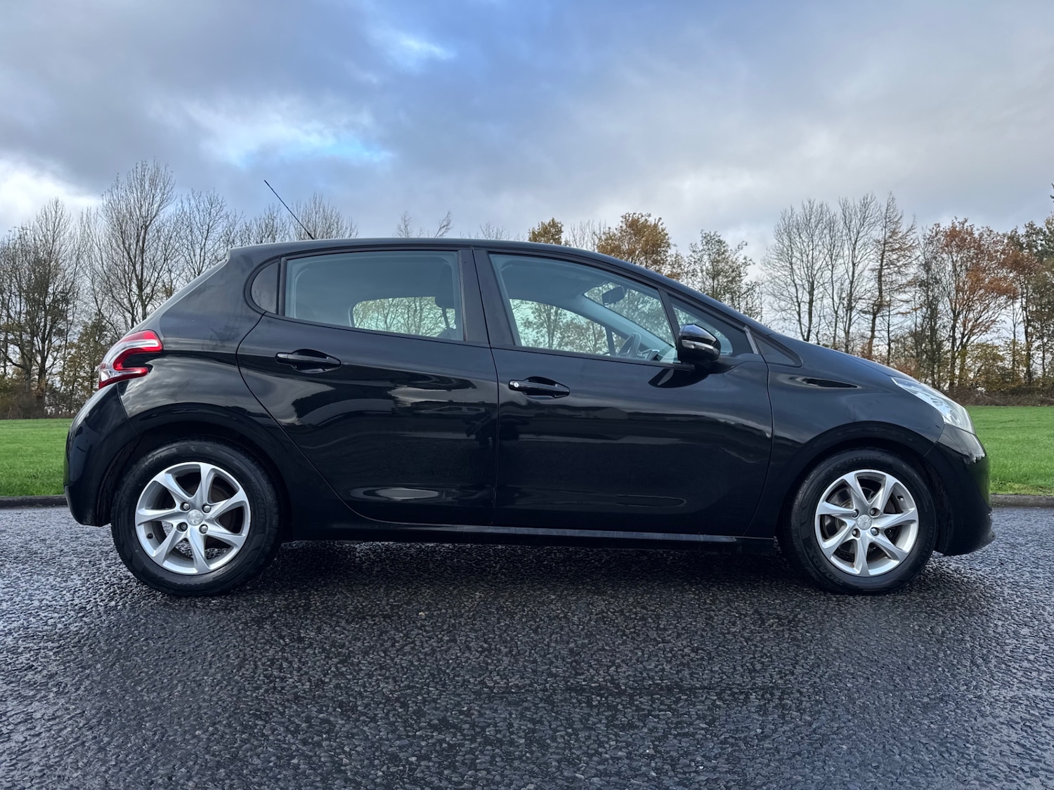 Used Peugeot 208 2013 for sale - 76518281: Photo 2
