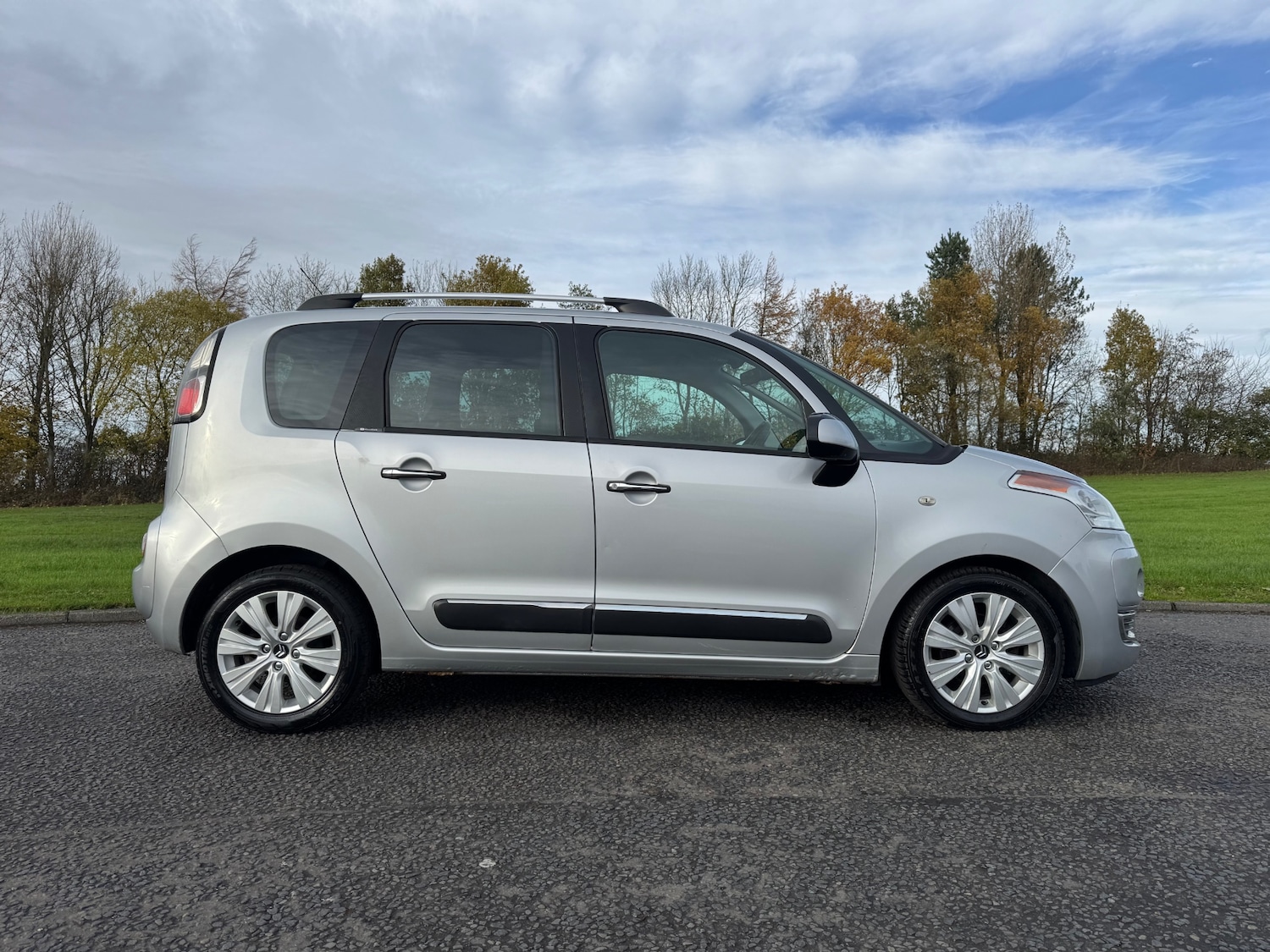 Used Citroen C3 Picasso 2011 for sale - 76466334: Photo 2