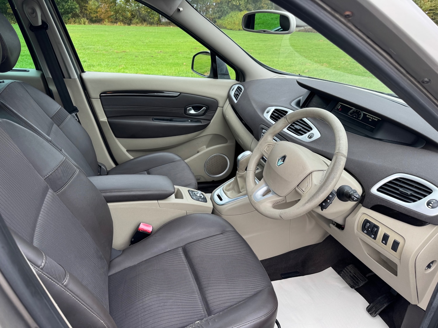 Used Renault Grand Scenic 2010 for sale - 76128793: Photo 8