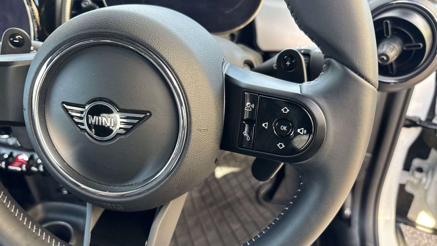 Used MINI Convertible 2023 for sale - 76421191: Photo 23